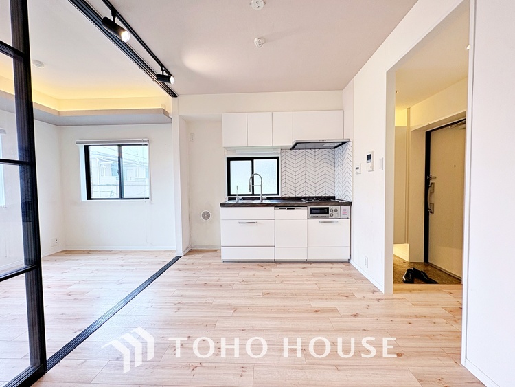 内装 叶えたかったのは落ち着きのあるナチュラルな風合い、そして開放感があるリビング。優雅な気分に浸れる幸せな時間を家族が自然と集まりたくなるこの空間で。