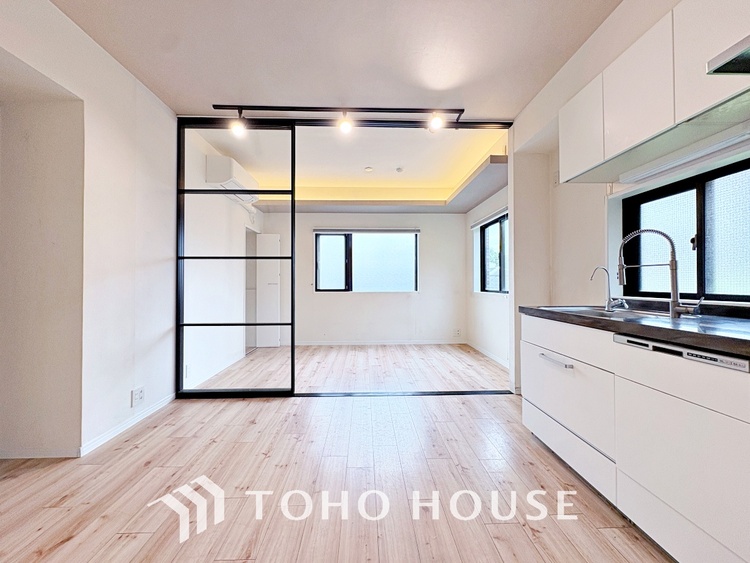 内装 ◆サンサンと◆差し込む太陽の光がこのリビングに笑いをもたらす。ソファの上のクッションがポカポカした暖気にぬくぬくと微睡んでいる。