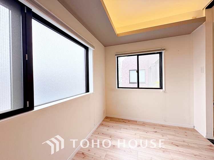 内装 使いやすく、明るい洋室に仕上がります。子供部屋や趣味のお部屋にご利用できます。ご自身で家具などを配置し、素敵な空間を創り上げられます。