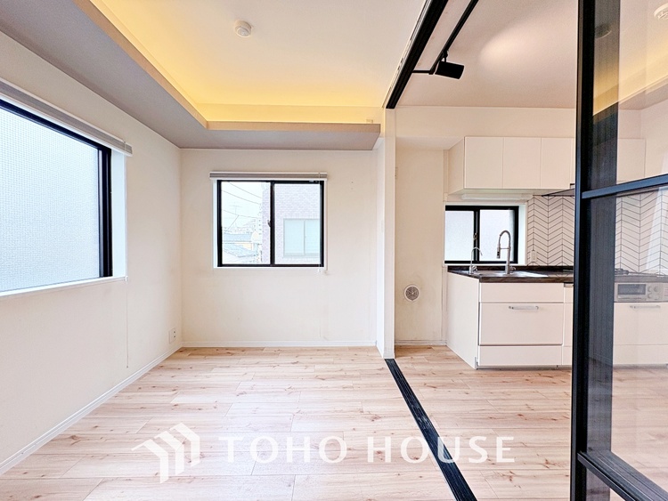 内装 ◆瀟洒な空間◆落ち着きのある彩が見事に調和させた瀟洒な空間を演出。ここに集まる家族の会話と笑顔が絶え間なく続く幸せな空間。