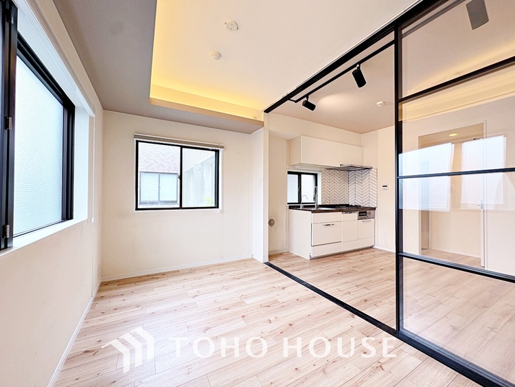 内装 ここはみんなが集い、食事と楽しい会話が始まる場所。話に夢中になりすぎて、ついつい時を忘れ、夜半過ぎになってしまう。そんな束の間の幸せを感じさせてくれます。