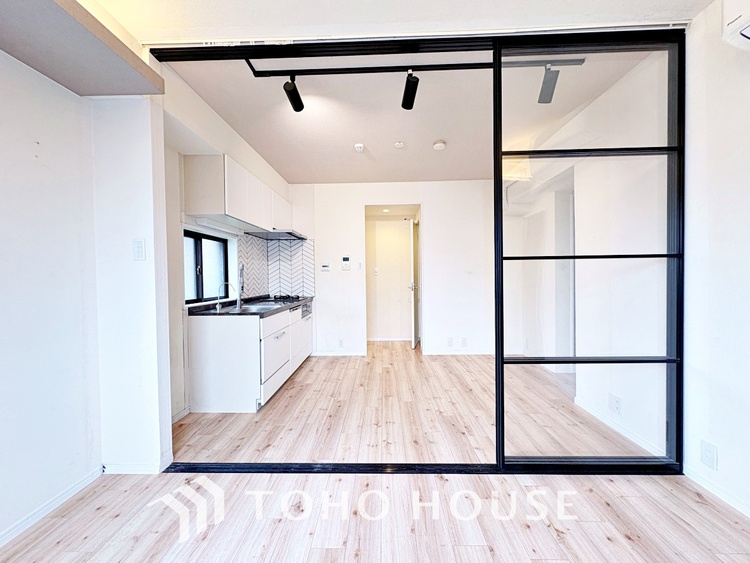 内装 使いやすく、明るい洋室に仕上がります。子供部屋や趣味のお部屋にご利用できます。ご自身で家具などを配置し、素敵な空間を創り上げられます。