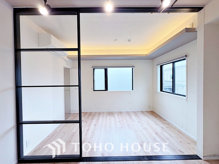 内装 使いやすく、明るい洋室に仕上がります。子供部屋や趣味のお部屋にご利用できます。ご自身で家具などを配置し、素敵な空間を創り上げられます。