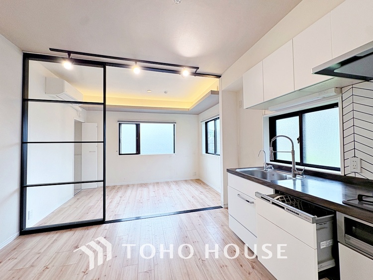 内装 お子様の面倒を見れる時間が増え時短になります。加えて手荒れも防げてしかも節水が高い為、大変人気があり重宝します。