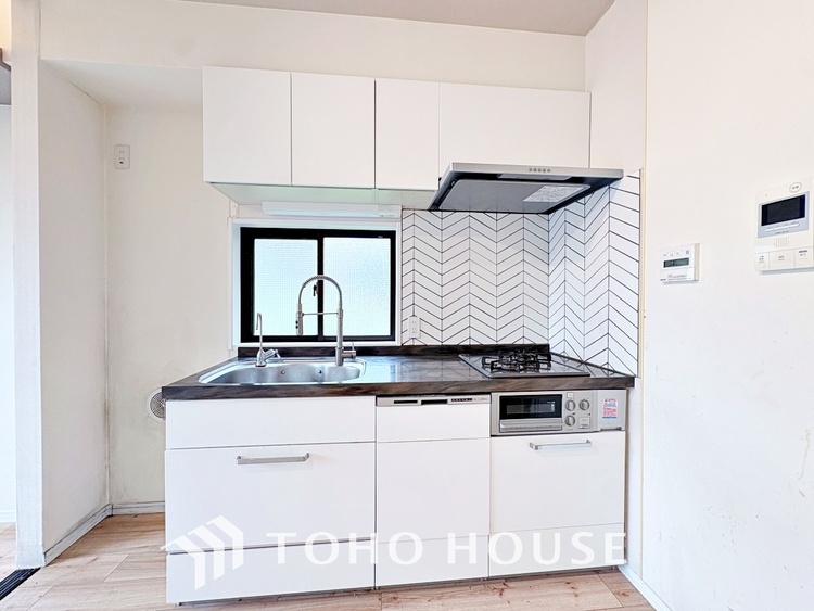 キッチン 手元の収納から、足元の収納までが全てスライド式で、奥のスペースまで有効に活用できます。奥まで上から見渡せるので、たまにしか使わない調理器具もサッと取出せます。