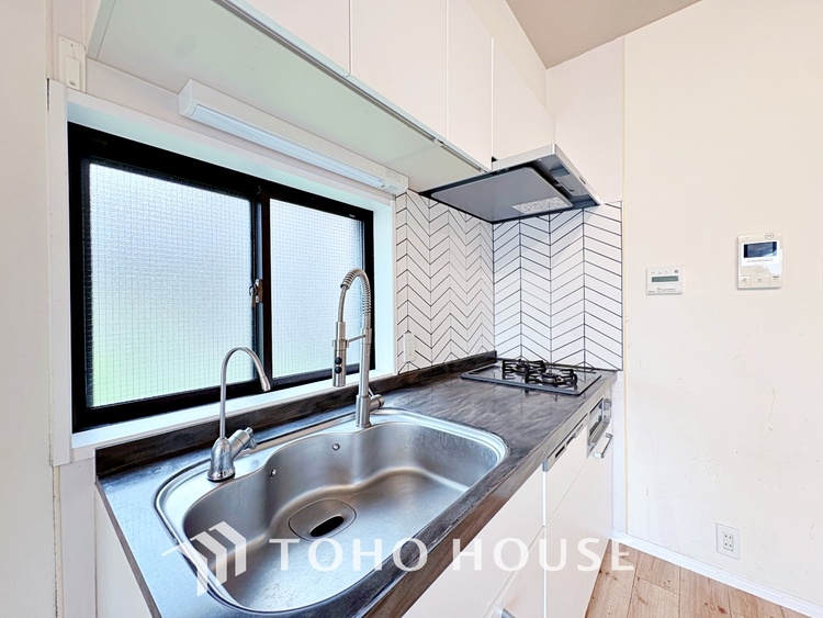 キッチン ◆愛育◆キッチンは家族の絆を育む大切な空間。シンプルで使い易いSystemKitchenで愉しく作る料理は愛情のある美味しいご馳走に。家族で使える広々としたダイニングキッチンです。