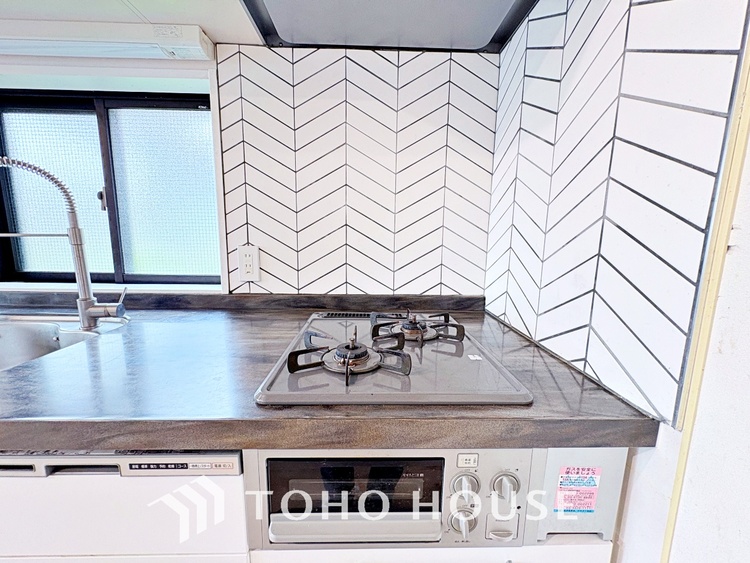 キッチン キッチンは家族の絆を育む大切な空間。シンプルで使い易いシステムキッチンで愉しく作る料理は愛情のある美味しいご馳走に。家族で使えるダイニングキッチンです。