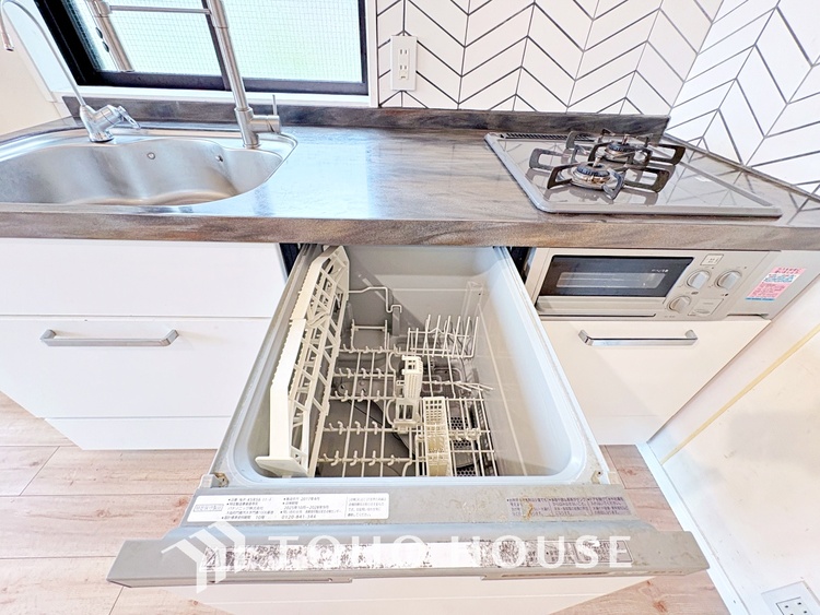 キッチン 広々としたキッチンのシンクは、料理の準備と片付けを楽にし、使いやすさを最大限に引き立てます。