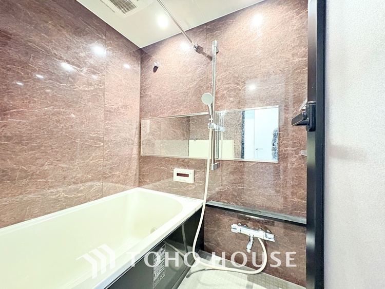 風呂 【浴室】《一日の疲れを落としてくれる場所は、落ち着く場所でなければならない》　高級感溢れるカラーと大きさ・柔らかな曲線で構成された半身浴も楽しめるバスタブが心地よさをもたらします。