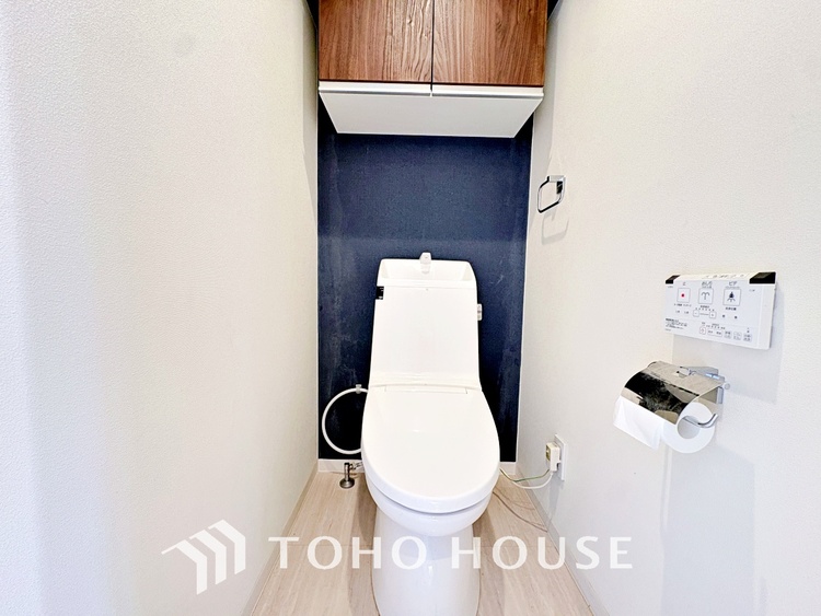 トイレ 清潔感あるホワイト調のクロスと温もり溢れるモダンカラーの床材が見事に調和した本邸宅は、毎日の生活を少しでも快適に過ごして頂ける様に落ち着いた雰囲気作りから行っています。