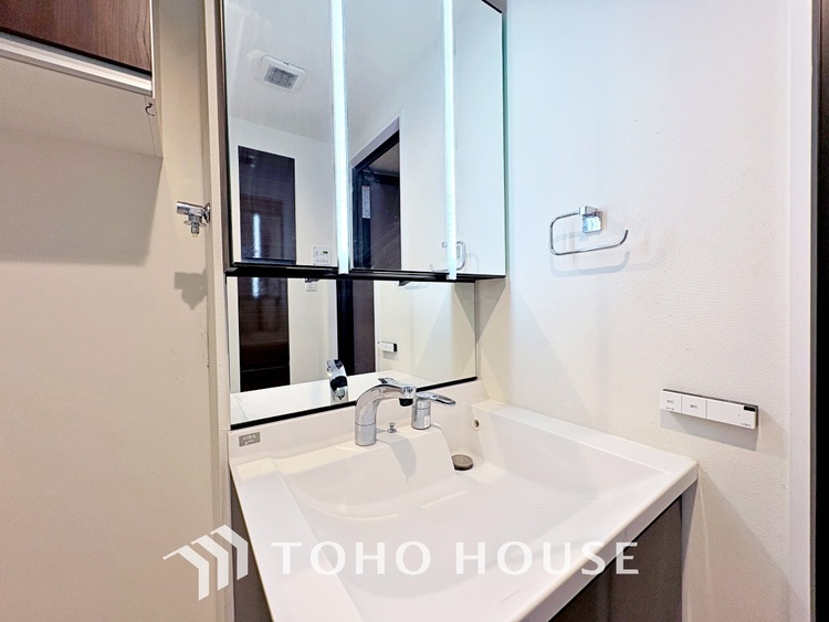 洗面 気持ちの良い朝をつくりだし、夕方には笑顔を取り戻させてくれるミラー。パウダールームはいつでも本来の自分を取り戻せる空間。明るく仕上げてあります。