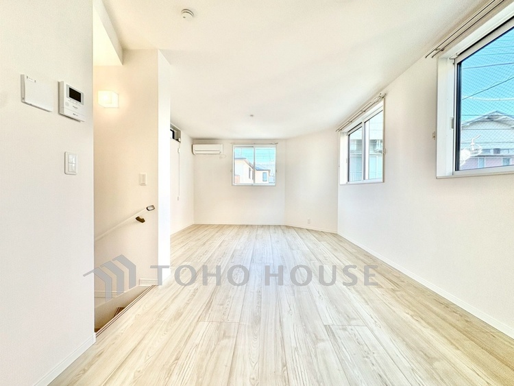 内装 【リビング】明るい陽光が差し込み、毎日の暮らしをやさしく包み込む。