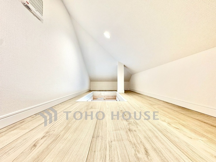 内装 【居室】ゆったりとした広さで、ベッドを置いても余裕のある空間です。