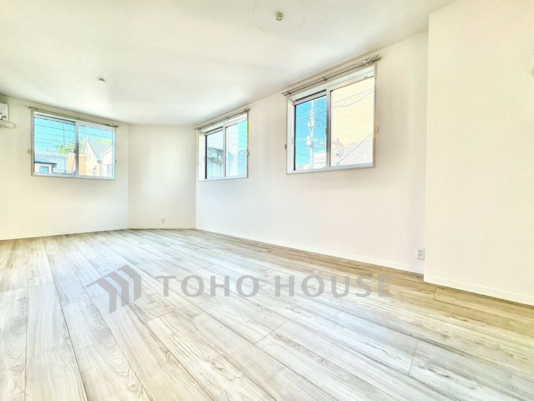 内装 【リビング】ゆったりとした空間で、それぞれが自由に過ごせる物件です