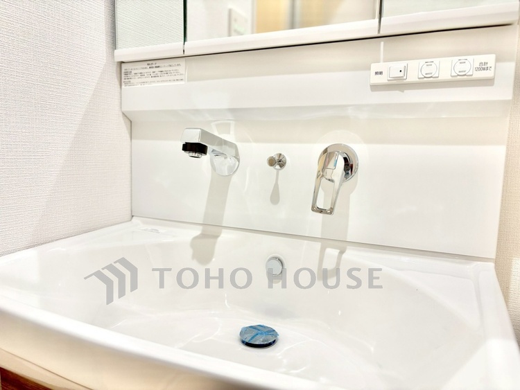 洗面 【洗面化粧台】朝の身支度もスムーズにこなせそうなスペースです。