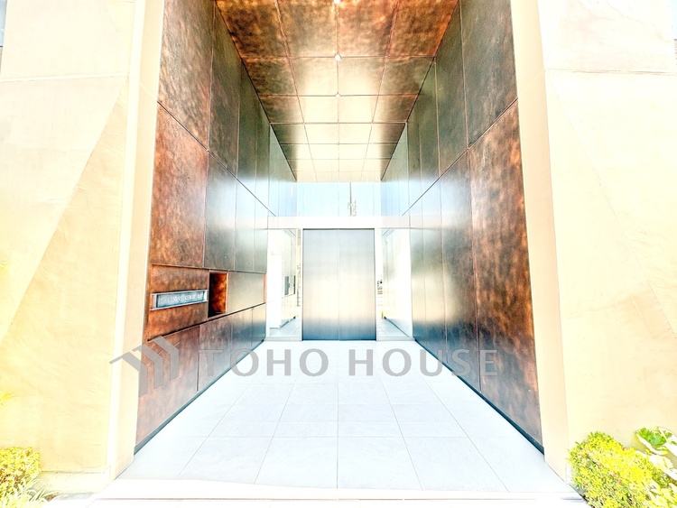 外観 【エントランス】住まう方や訪れる人を優しく迎えてくれるエントランス。マンションの顔となる落ち着いた空間です。