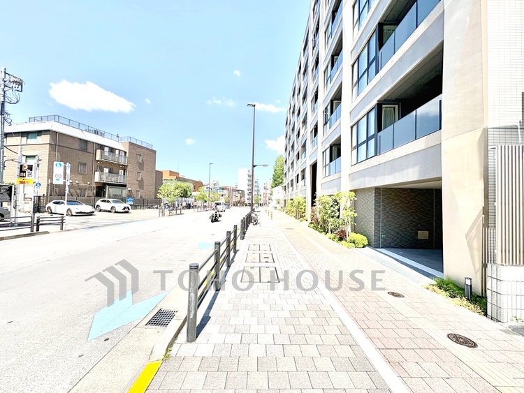 外観 【前面道路】前面道路は見通しが良く、落ち着いた雰囲気の住環境が広がります。