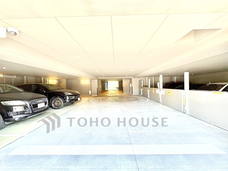 外観 【駐車場】出し入れしやすい配置で、日々の通勤やお買い物もスムーズにこなせそうです。