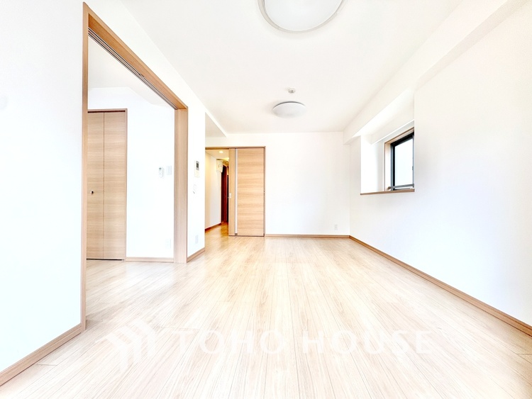 内装 【リビング】明るい陽光が差し込み、毎日の暮らしをやさしく包み込む。