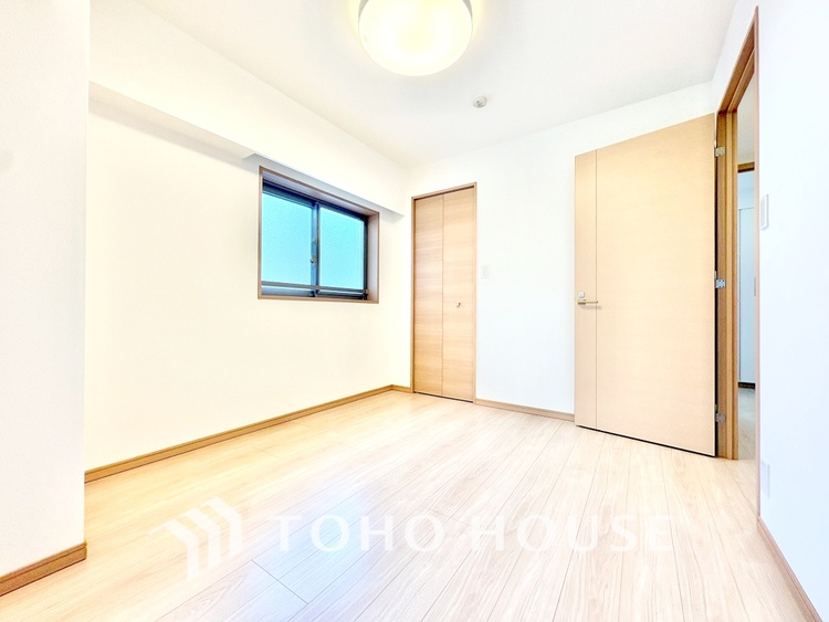 内装 【居室】ゆったりとした広さで、ベッドを置いても余裕のある空間です。