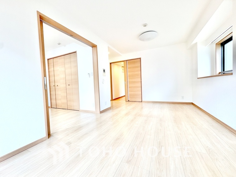 内装 【リビング】オンもオフも切り替えやすい家族の時間を大切にできる場。