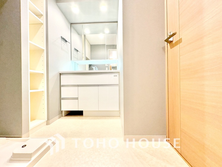 洗面 【洗面化粧台】朝の身支度もスムーズにこなせそうなスペースです。