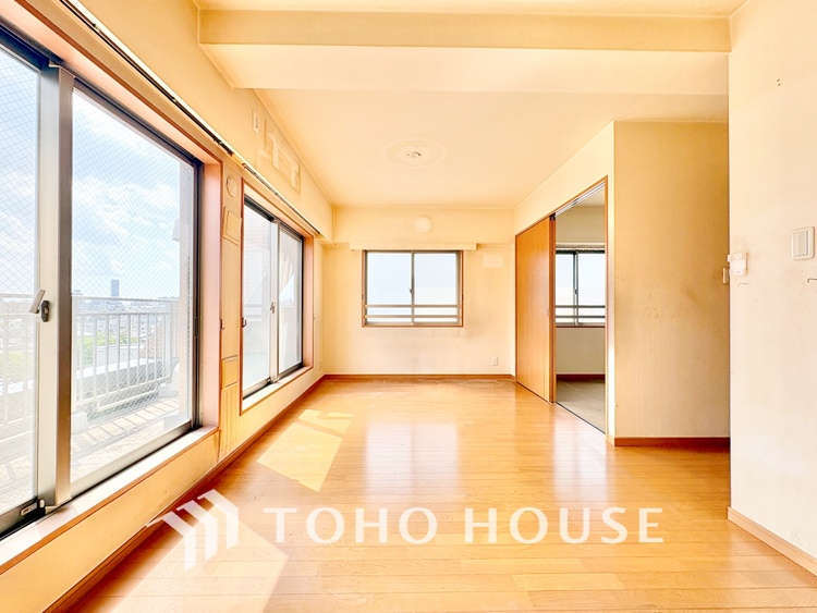 内装 【リビング】明るい陽光が差し込み、毎日の暮らしをやさしく包み込む。