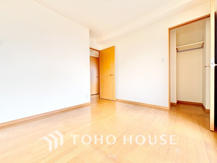 内装 【居室】ゆったりとした広さで、ベッドを置いても余裕のある空間です。