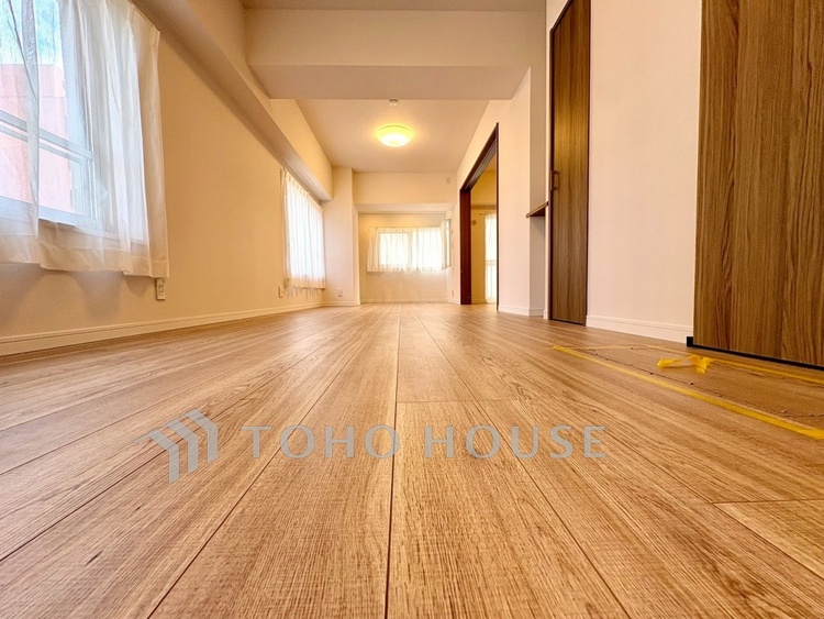 内装 【Living Room】やわらかな光が差し込む午後。家具を配置することで、空間の広がりがより鮮明に。ここから始まる穏やかな日常を。