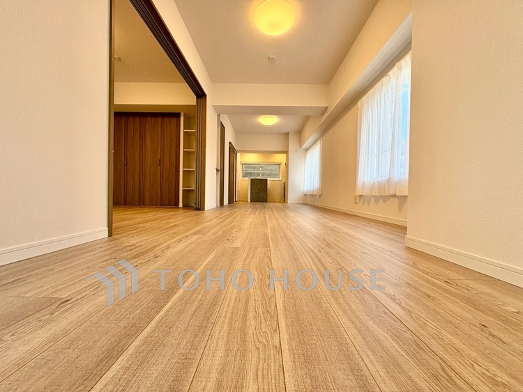 内装 【Living Room】窓を開けると通り抜ける心地よい風。ソファを置いた先に広がる、家族のくつろぎ時間。実際の開放感は現地でぜひ。