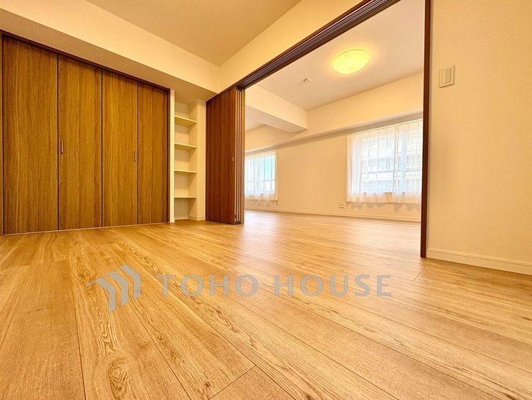 内装 【Private Room】一日の終わりをやさしく包み込む空間。ベッドやデスクを配置してもゆとりある広さ。自分だけの静かな時間をここで。