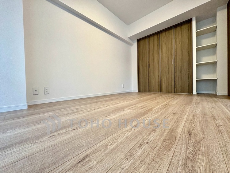 内装 【Private Room】やわらかな光が差し込む朝。書斎にも、子ども部屋にも使える柔軟な設計。暮らしに合わせて変化できる一室です。