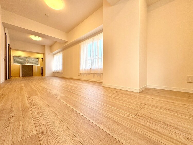 内装 【Living Room】空間に余白があるという贅沢。家具を配置してもゆとりを感じる設計。自然と人が集まるリビングです。