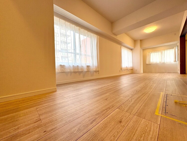 内装 【Living Room】ダウンライトに照らされる静かな夜。テーブルを囲む時間が、何気ない幸せに変わる。生活動線もスムーズな空間です。