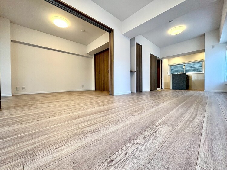 内装 【Living Room】帰宅後、ほっと一息つける場所。家具配置により、暮らしのサイズ感もイメージしやすく。毎日を整えるリビングです。