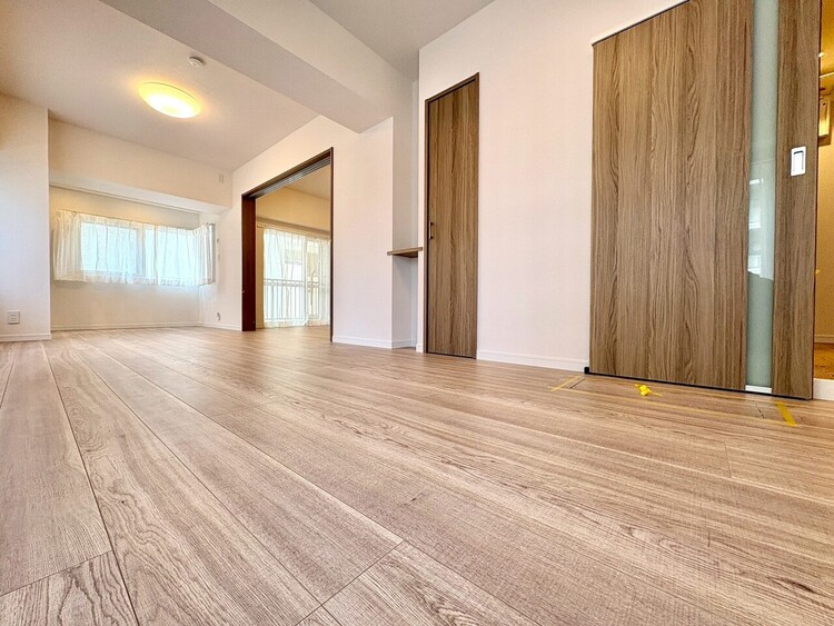 内装 【Living Room】キッチンへとつながる自然な動線。家族の気配を感じながら過ごす時間。実用性と心地よさを兼ね備えた空間です。