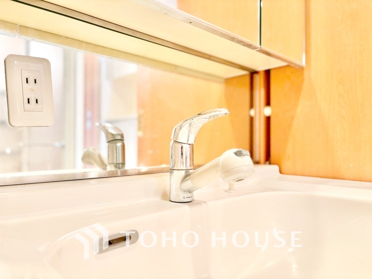 洗面 【洗面化粧台】朝の身支度もスムーズにこなせそうなスペースです。