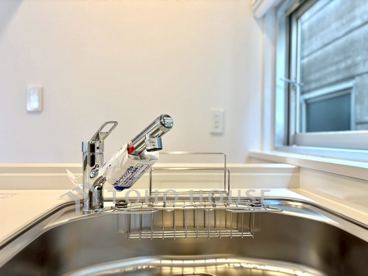 キッチン 【Kitchen】無駄のない動線が、毎日の家事を軽やかに。作業スペースもしっかり確保された設計。心地よく整うキッチンです