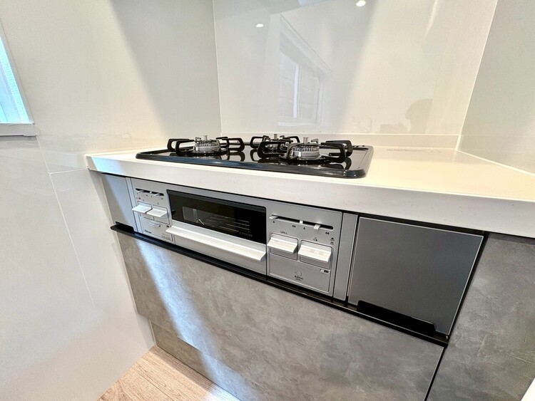 キッチン 【Kitchen】湯気が立ちのぼるたび、会話が弾む。リビングを見渡せる配置で、家族の気配を感じながら料理ができます。日常をやさしく支える空間です。