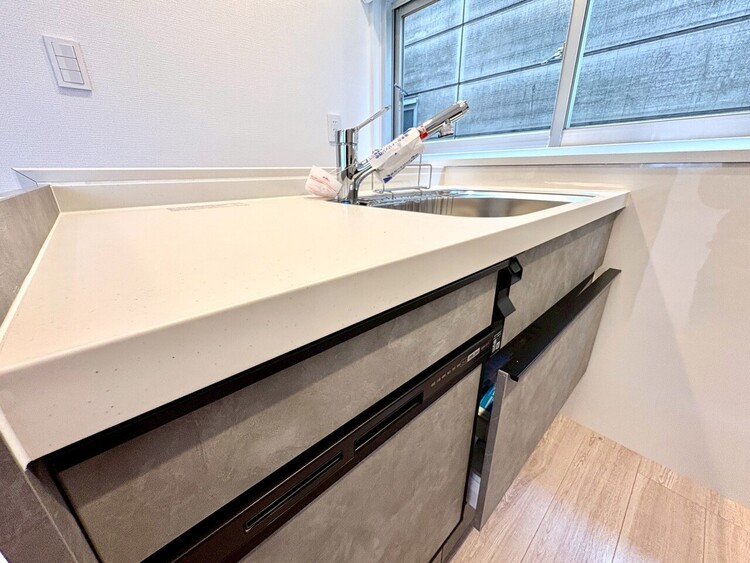 キッチン 【Kitchen】やわらかな光に包まれる調理時間。対面式で、料理をしながら自然と会話が生まれる空間。暮らしの中心になる場所です。