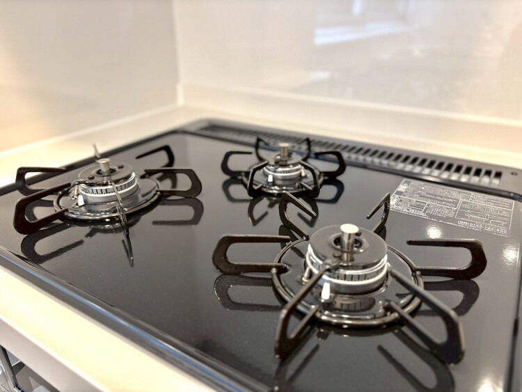 キッチン 【Kitchen】機能性と美しさを兼ね備えた設計。収納もしっかり確保され、生活感をすっきり保てます。日々を整えるキッチンです。