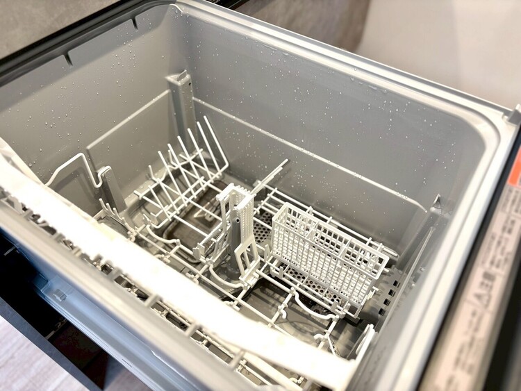 キッチン 【Kitchen】音や香りがリビングへと広がる心地よさ。家族との距離が近い対面キッチン。自然と人が集まる空間です。