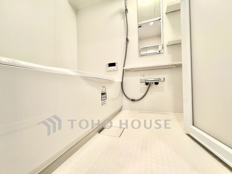 風呂 【Bathroom】一日の疲れをゆっくりと癒す空間。足を伸ばして入れる浴槽で、心までほどける時間を。