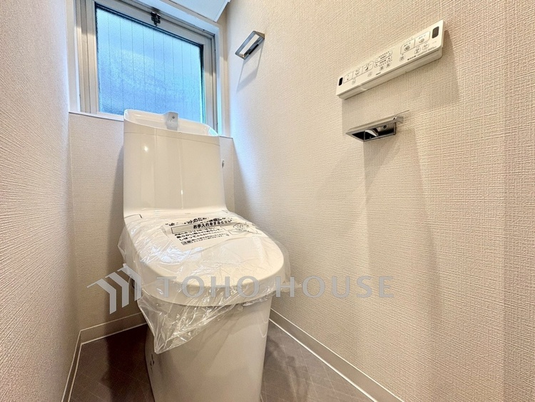 トイレ 【Toilet Room】落ち着いた色合いが心を整える。お手入れのしやすい設計で、清潔に保てます。機能性と清潔感を兼ね備えています。