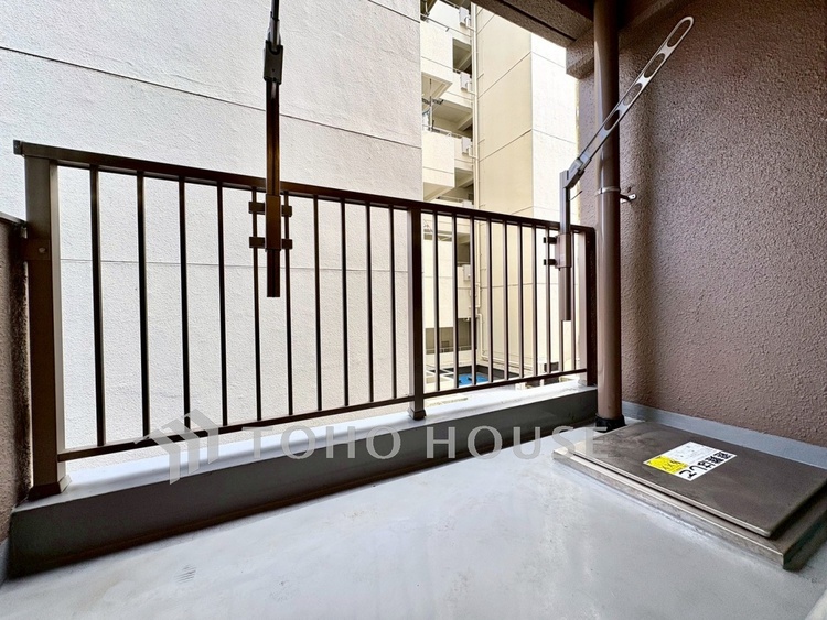 バルコニー 【Balcony】空を近くに感じる開放的な空間。陽当たりも良く、洗濯物も気持ちよく乾きます。日常に少しの余白を。