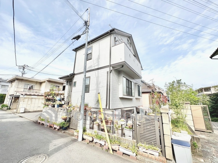 外観 【外観】落ち着いた街並みに調和する、洗練された外観デザインです。