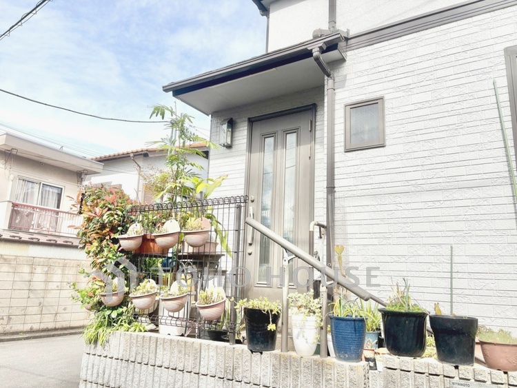 外観 【外観】整った街並みに映える外観デザイン。住環境の良さを感じられる住まいです。