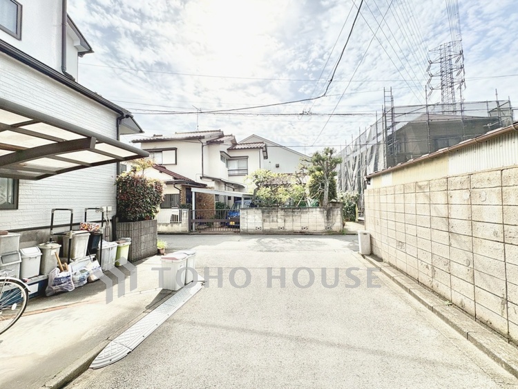 外観 【前面道路】前面道路はゆとりのある幅員で、お車の出し入れもスムーズに行えます。