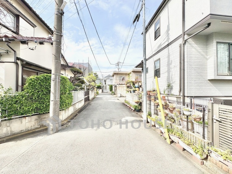 外観 【前面道路】前面道路の交通量も少なく安心してお過ごしいただけます。
