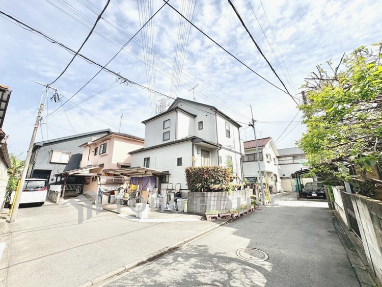 外観 【前面道路】前面道路は見通しが良く、落ち着いた雰囲気の住環境が広がります。